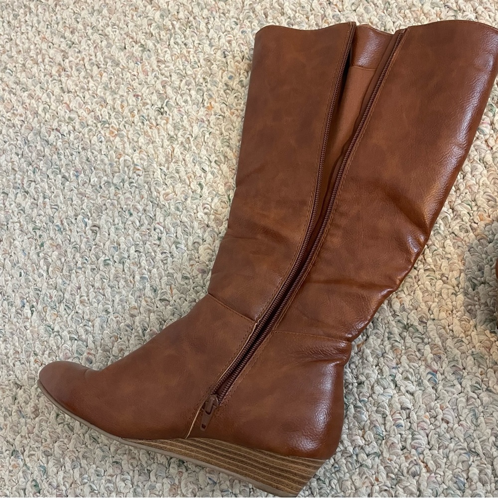 Women’s Knee High Zip Up Cognac Boots - Picture 2 of 10